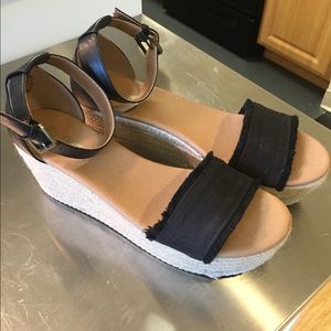 Black strap platform sandals